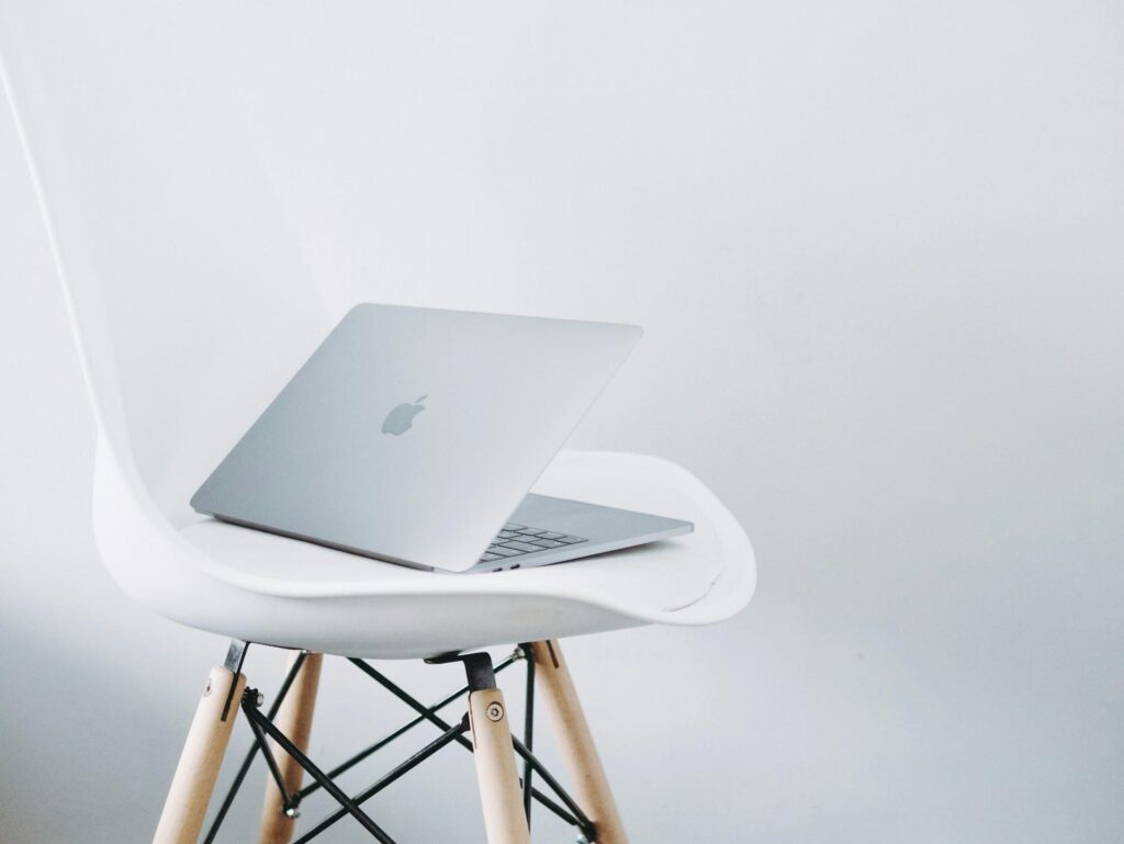 لپ تاپ اپل روی صندلی