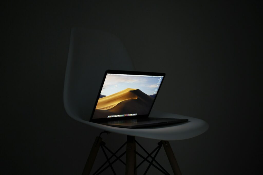 لپ تاپ اپل در تاریکی