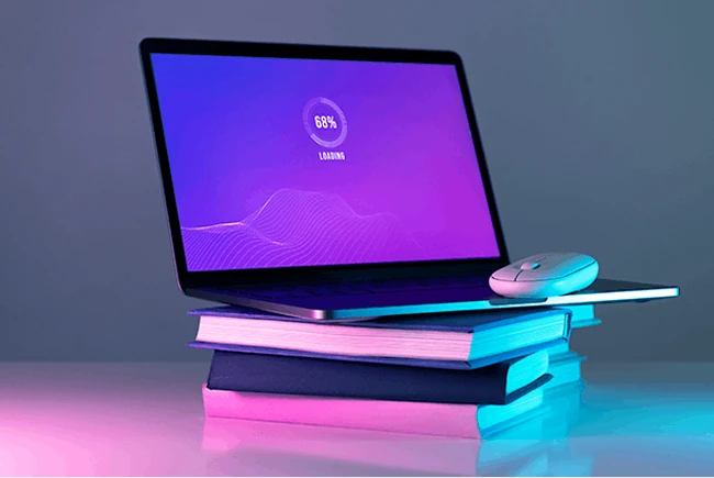 لپ تاپ اپل روی کتاب